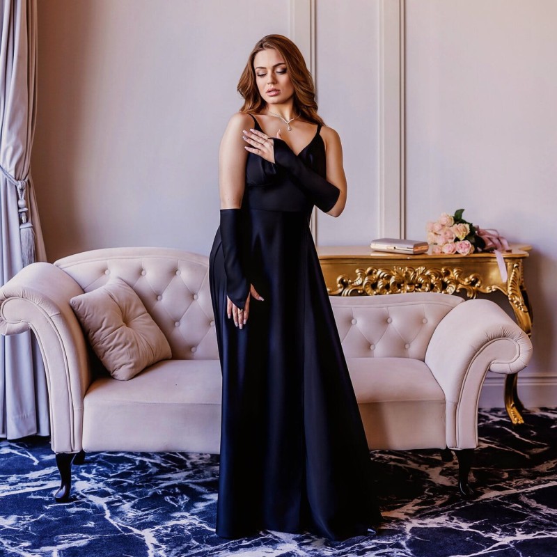 SOPHIA – Robe en satin à manches courtes pour mariage noire avec fente sur la jambe
